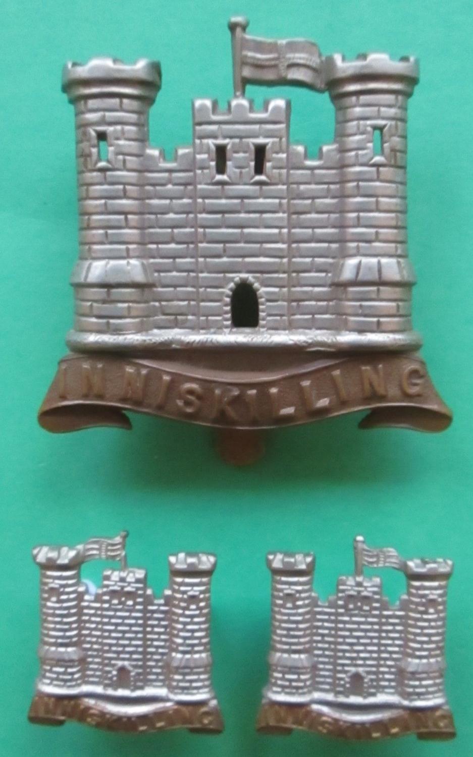 A 6th INNISKILLING DRAGOON GUARDS CAP AND COLLAR BADGES