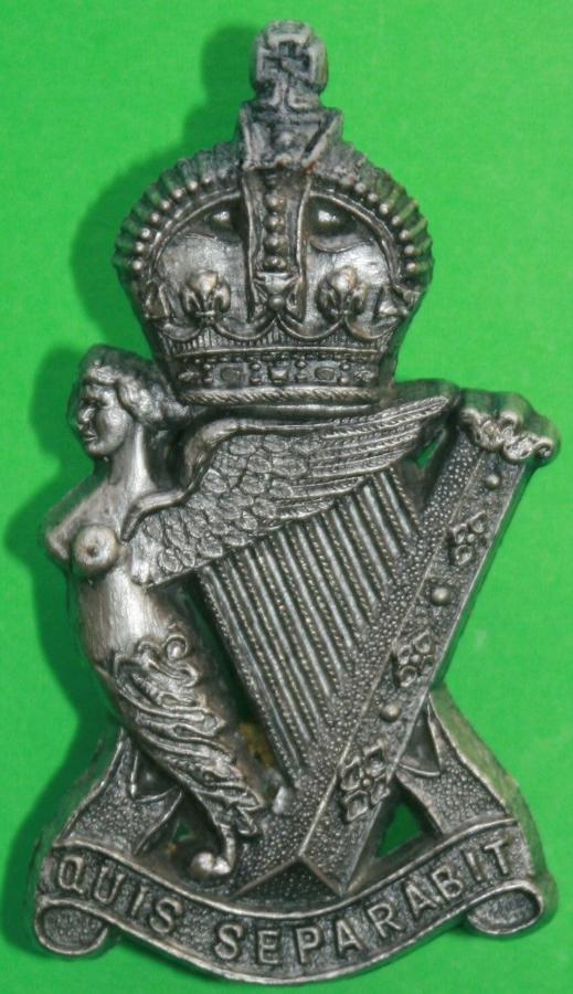 A WWII ROYAL IRISH RIFLES PLASTIC CAP BADGE