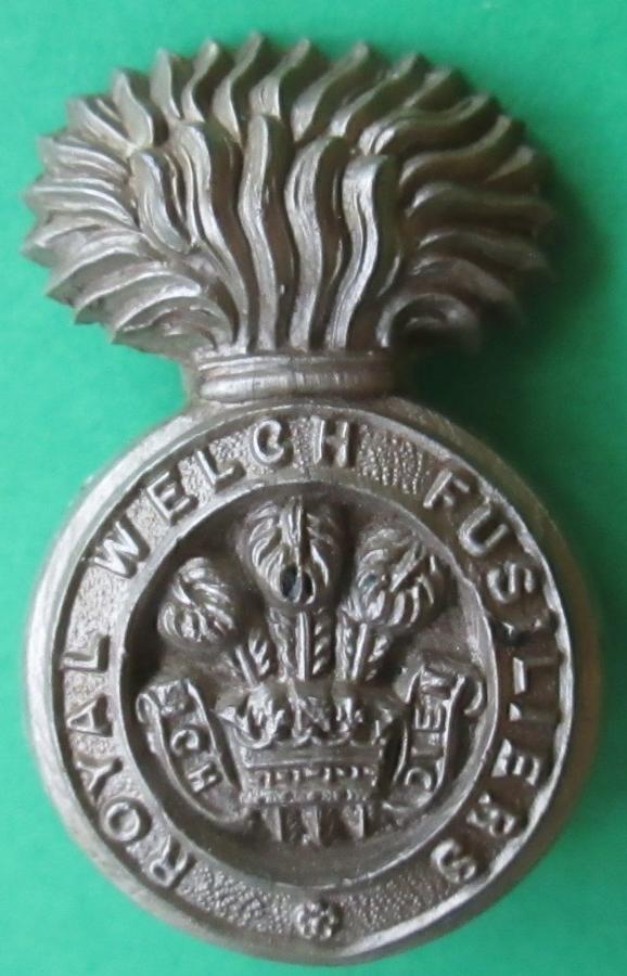 A WWII PLASTIC ROYAL WELSH FUSILIERS CAP BADGE