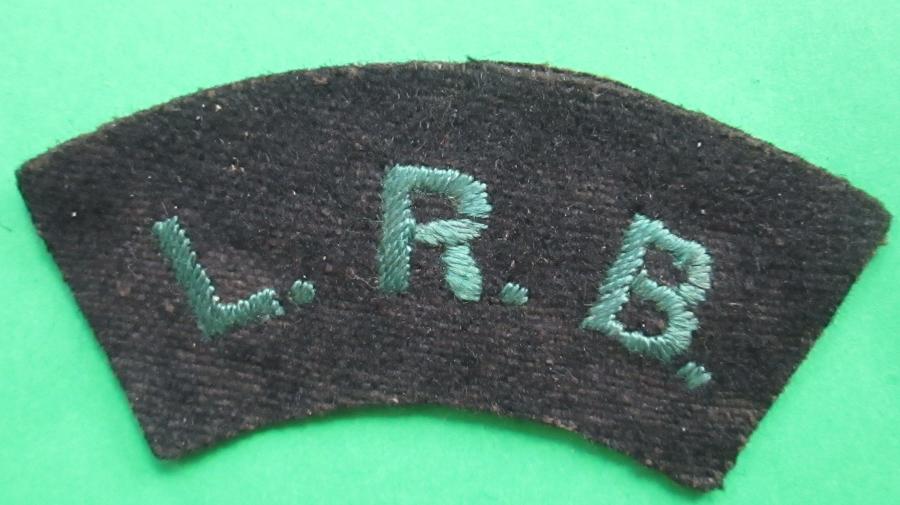 A LATE WWI / EARLY POST LONDON RIFLE BRIGADE SHOULDER TITLE