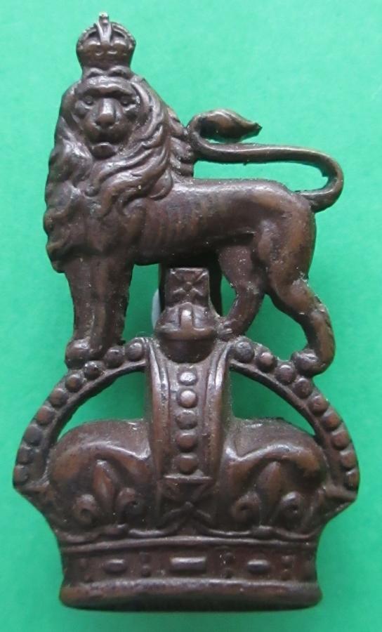 AN OFFICERS BRONZE DEVONSHIRE YEOMANRY CAP BADGE