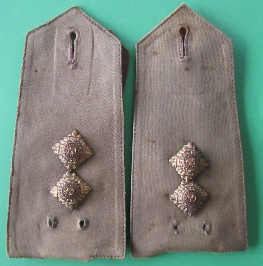 A MATCHING PAIR OF RUBBERISED WWI - WWII LIEUTENANT SHOULDER BOARDS