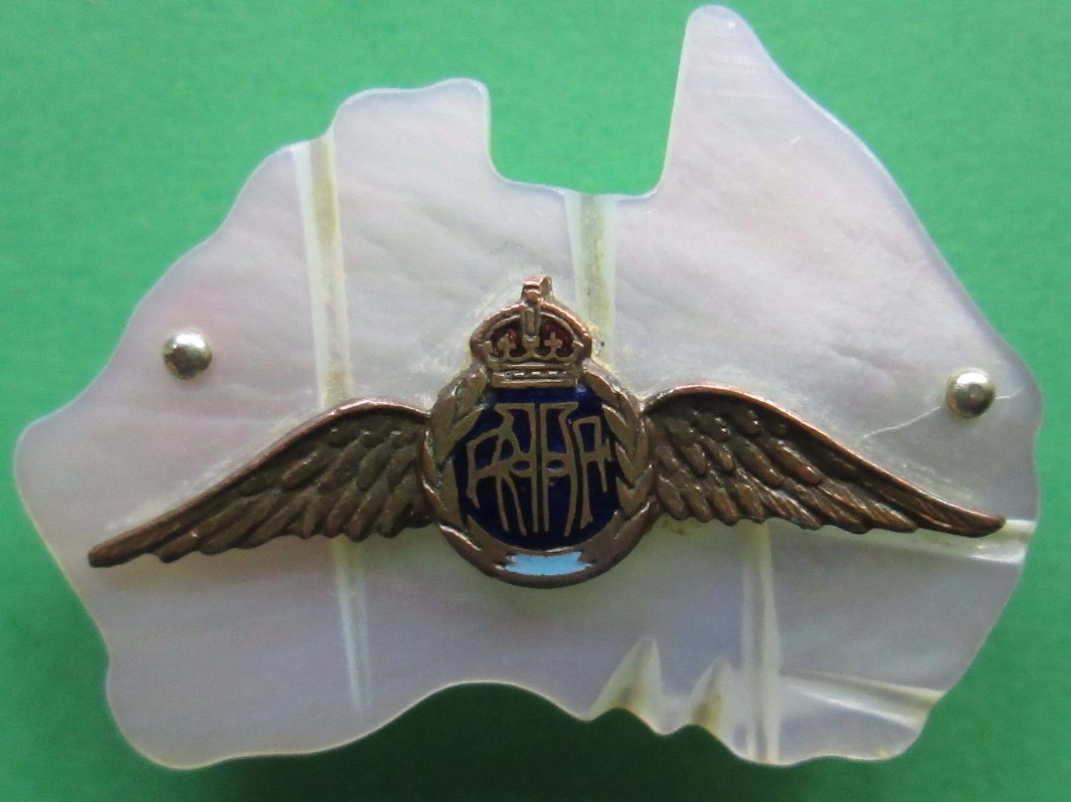 A VERY GOOD WWII / EARLIER ROYAL AUSTRALIAN AIR FORCE SWEETHEART BADGE