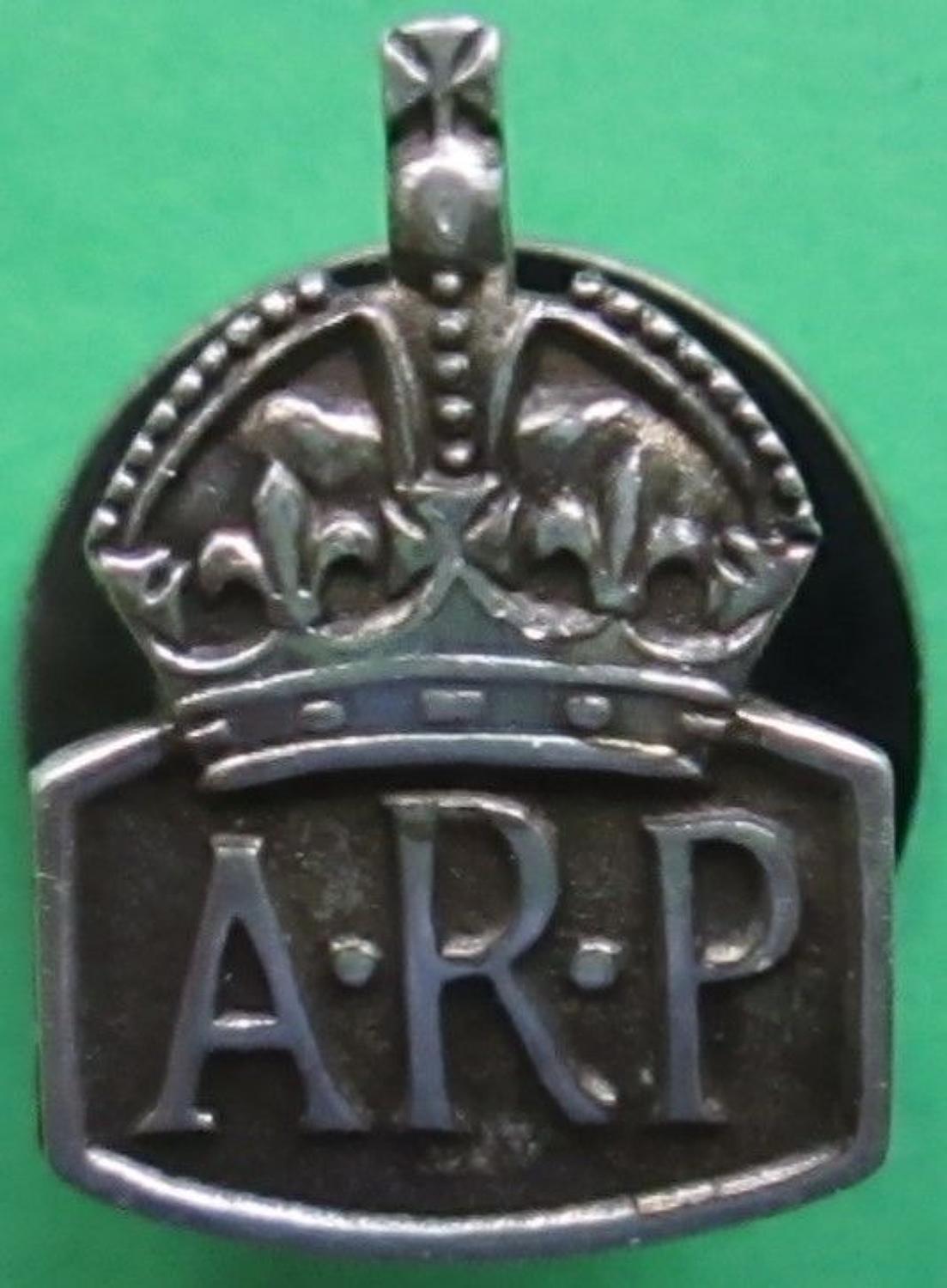 A SMALL SILVER ARP LAPEL BADGE ( MANS EXAMPLE )