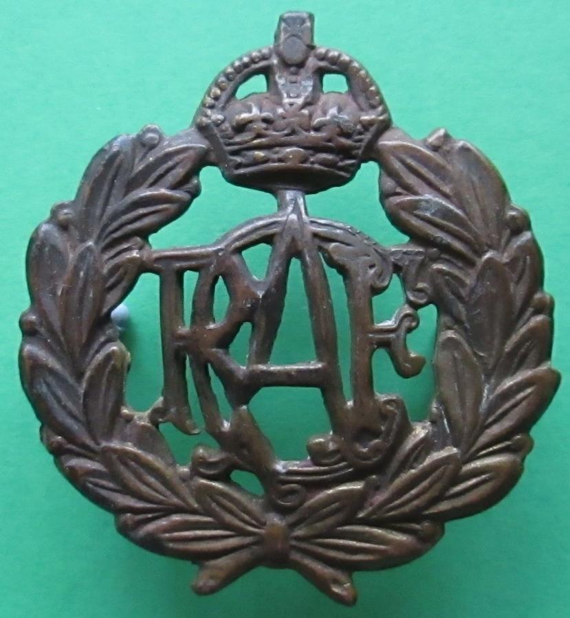 A WWII PERIOD ROYAL CANADIAN AIR FORCE OTHER RANKS CAP BADGE