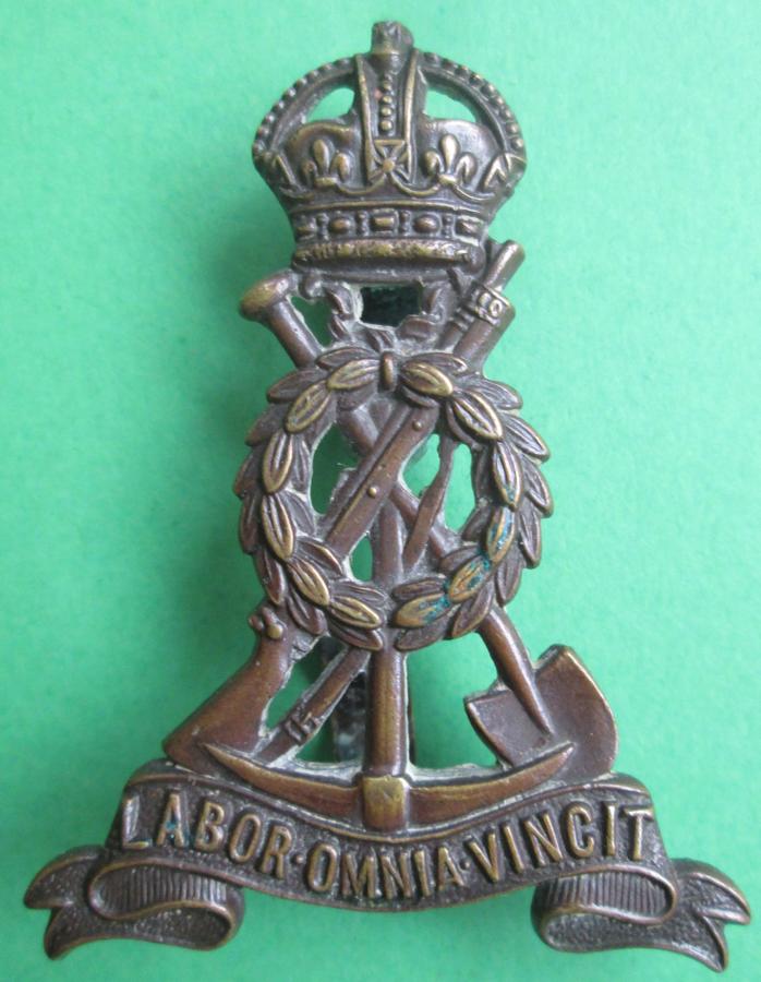 A WWI BRONZE OFFICERS LABOUR CORPS CAP BADGE
