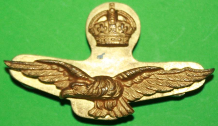AN RAF OFFICERS GILT SIDE CAP BADGE