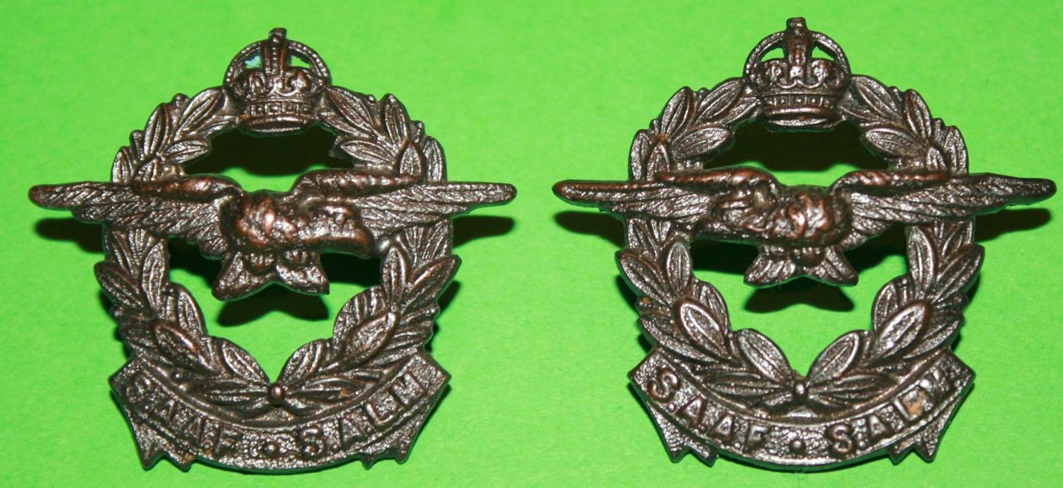 A PAIR OF SOUTH AFRICAN AIR FORCE BRONZE COLLAR BADGES