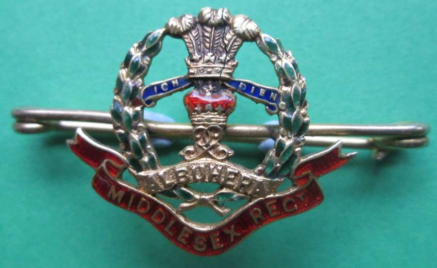 A 15CT GOLD MIDDLESEX REGIMENT SWEETHEART BROOCH