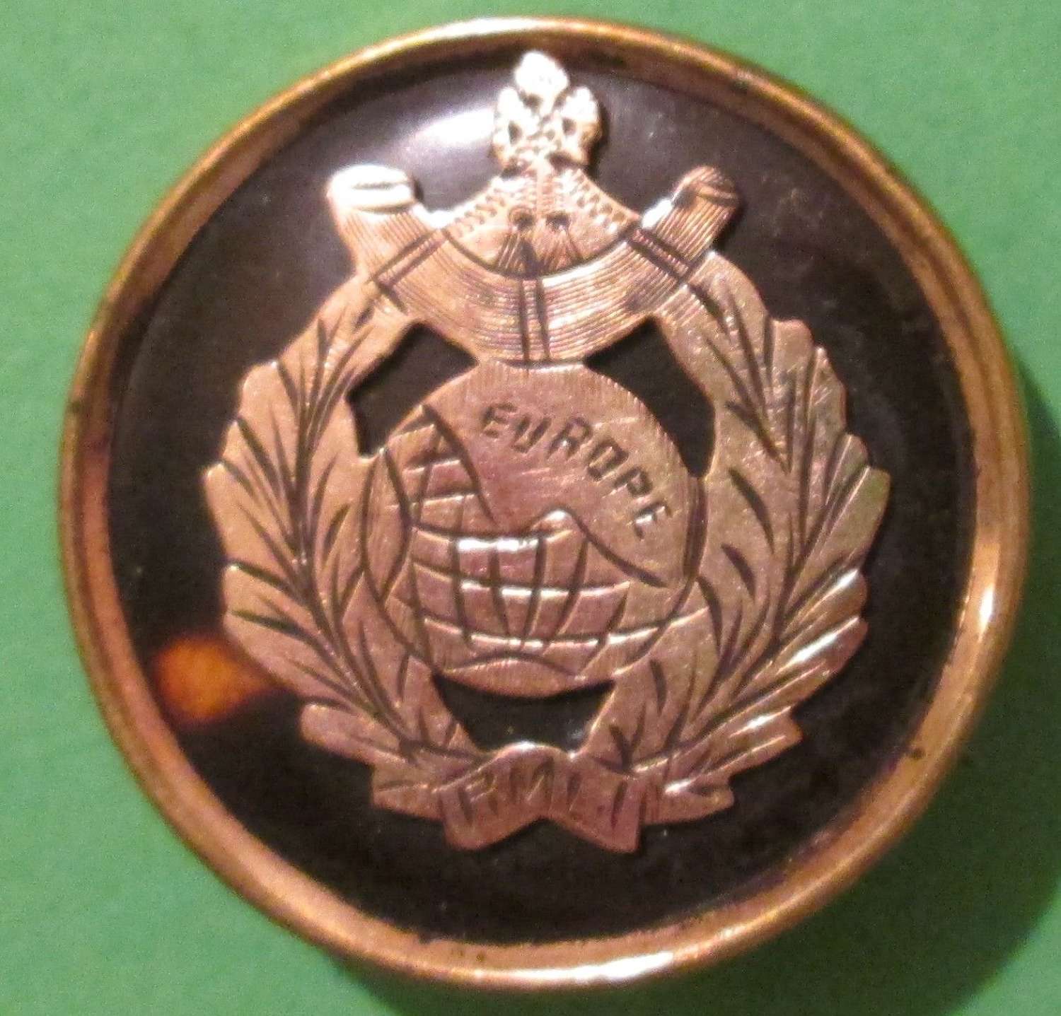 A GOLD FRONTED ROYAL MARINE LIGHT INFANTRY TORTOISE SHELL BADGE