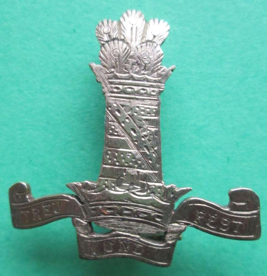 A 9CT GOLD 11TH HUSSARS SWEETHEART BADGE