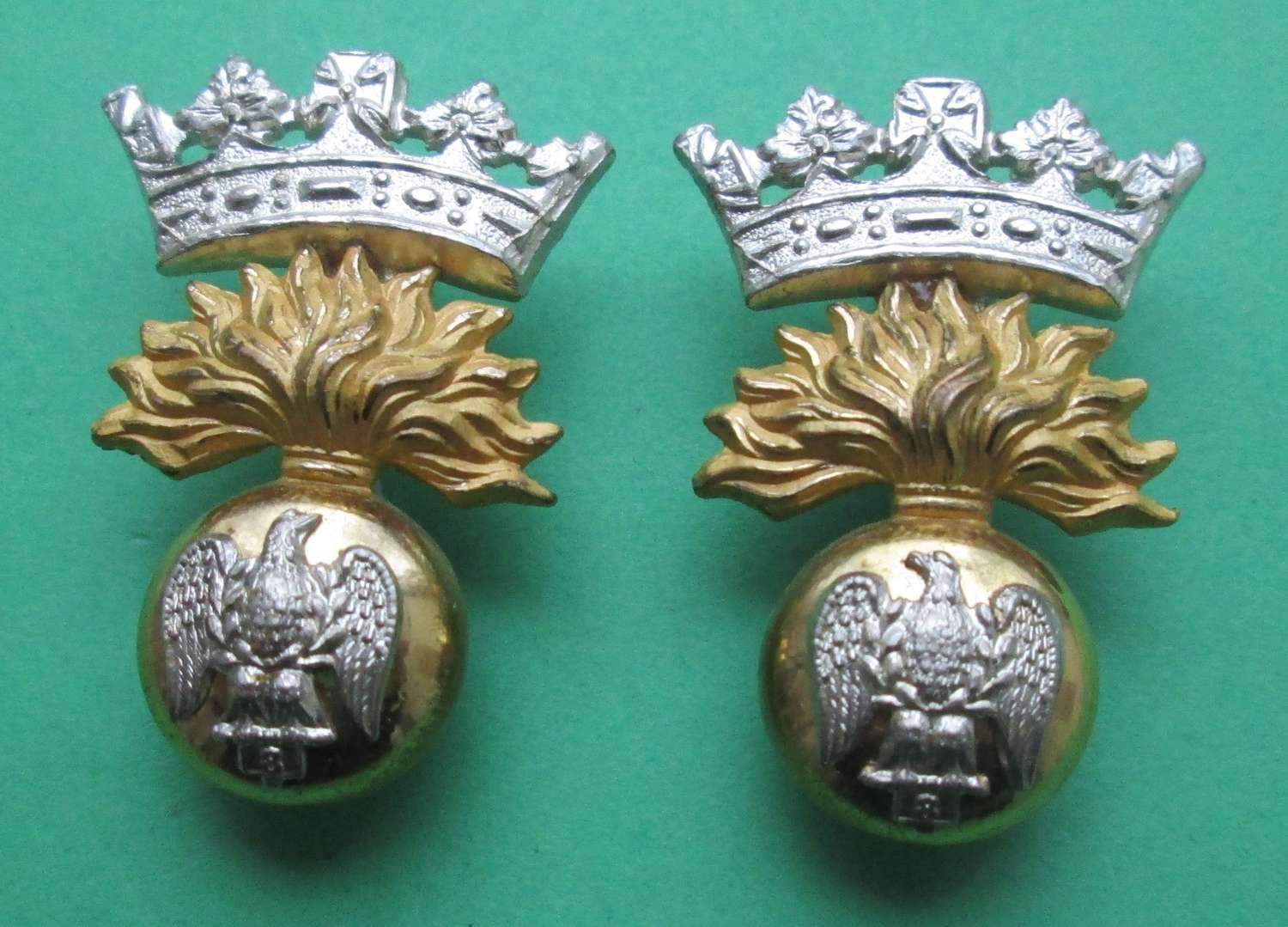A PAIR OF ROYAL IRISH FUSILIERS OFFICERS GILT COLLAR BADGES