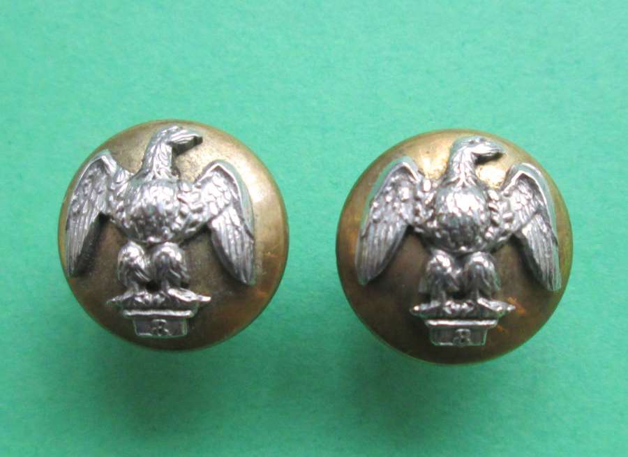 A PAIR OF CAP SIZE ROYAL IRISH FUSILIERS OFFICERS BUTTONS