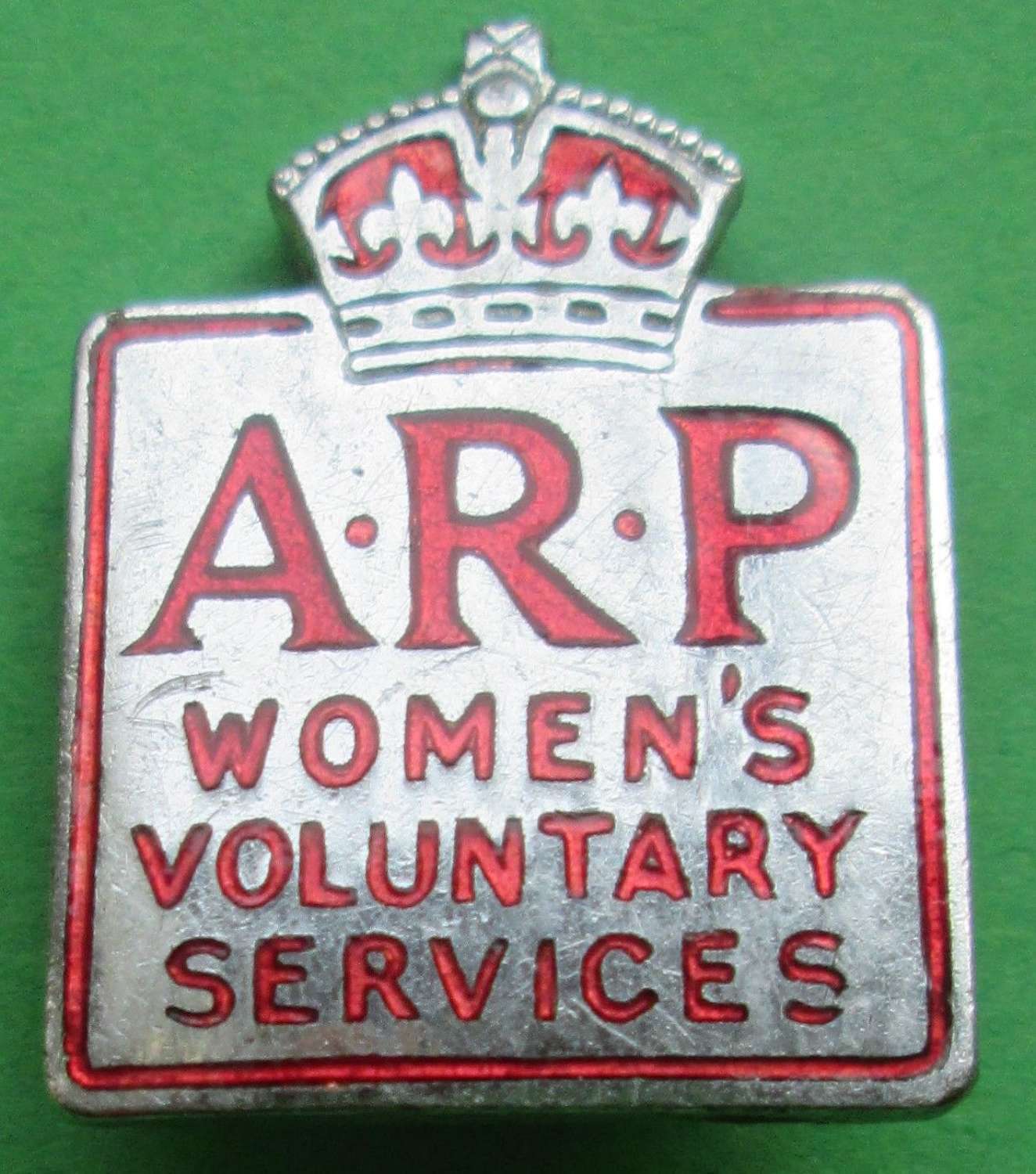 AN ARP WOMEN'S VOLUNTARY SERVICE BADGE
