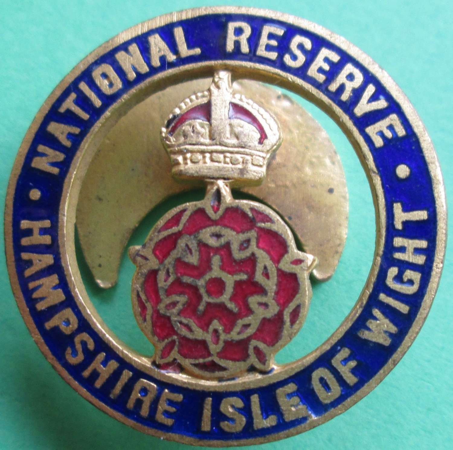 A HAMPSHIRE ISLE OF WIGHT NATIONAL RESERVE LAPEL BADGE