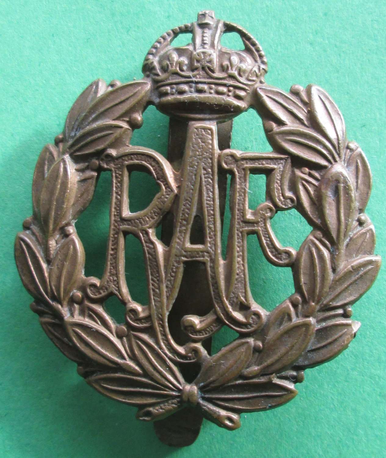 A RARE LATE WWI ROYAL AIR FORCE CAP BADGE WHICH HAS A SLIDER FITTED TO