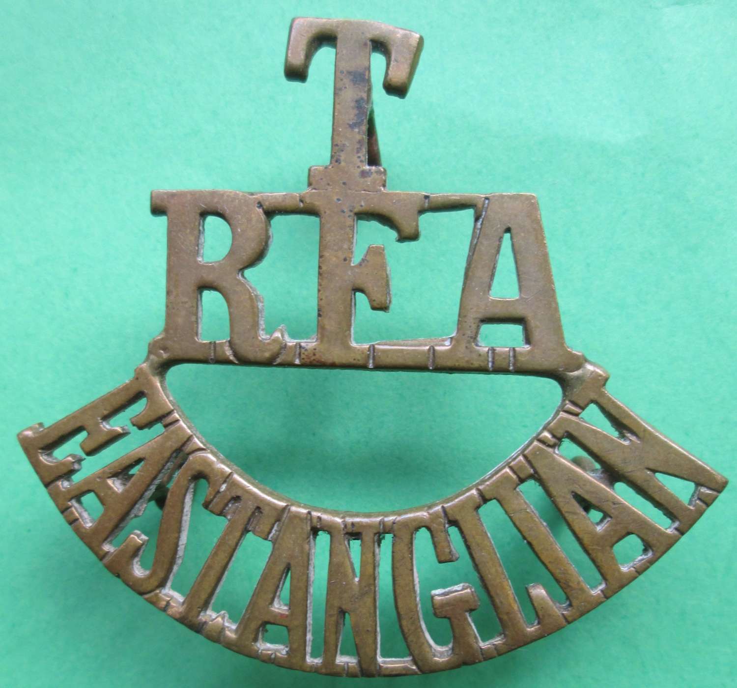 A TERRITORIAL EAST ANGLICAN  ROYAL FIELD ARTILLERY SHOULDER TITLE