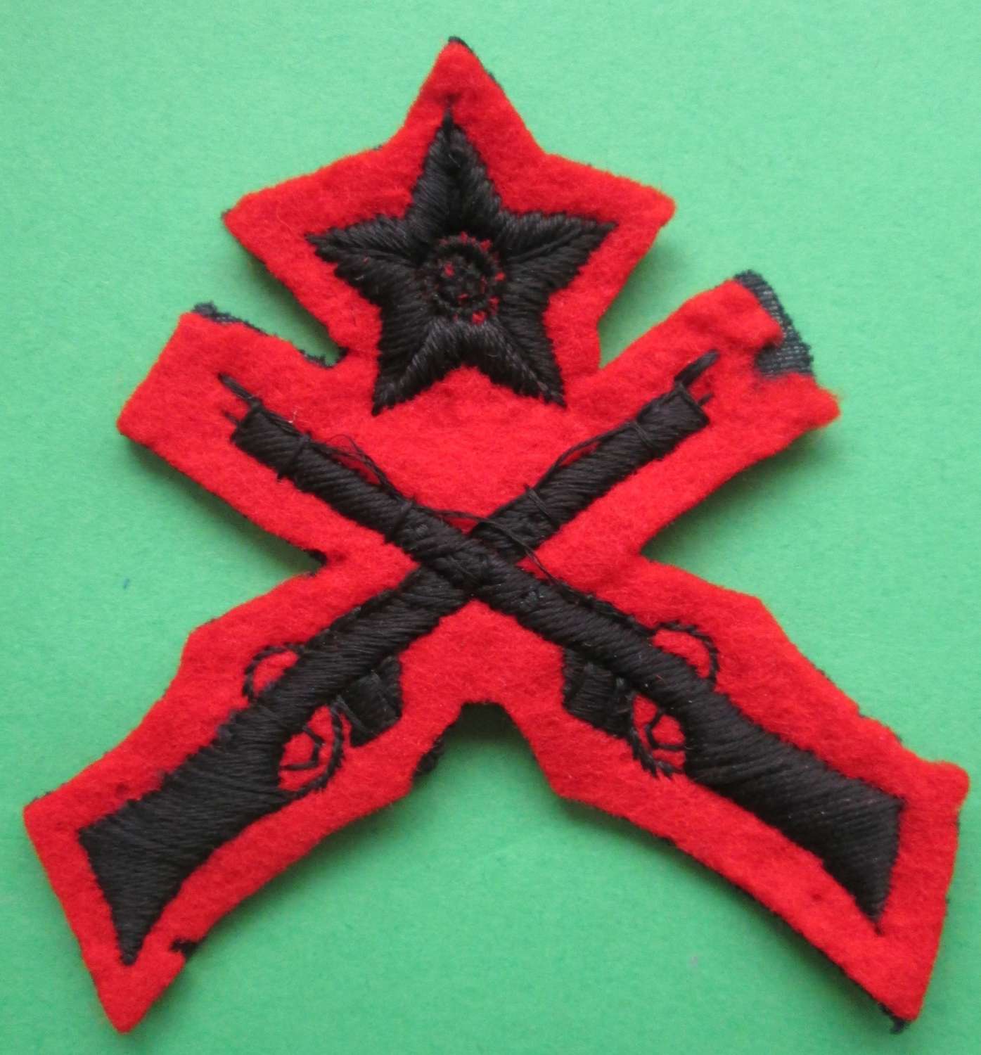 A PRE WWII MARKSMAN'S ARM BADGE BLACK RIFLES AND STAR