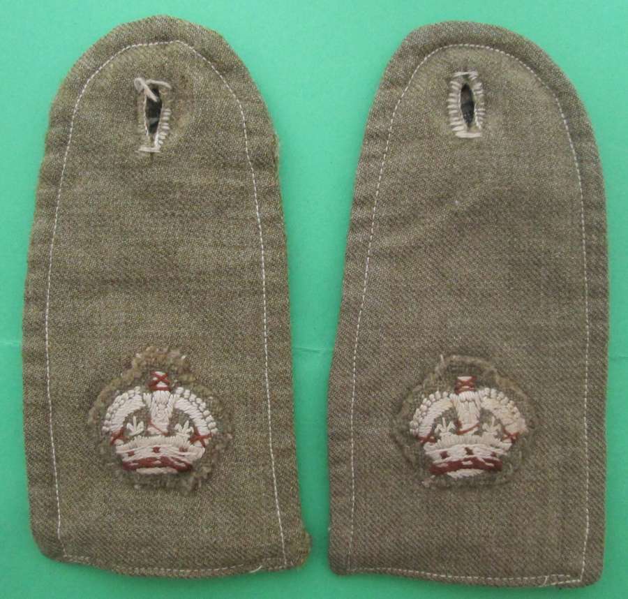 A PAIR WWII OF MAJORS RANK BUTTON ON EPPERLETS