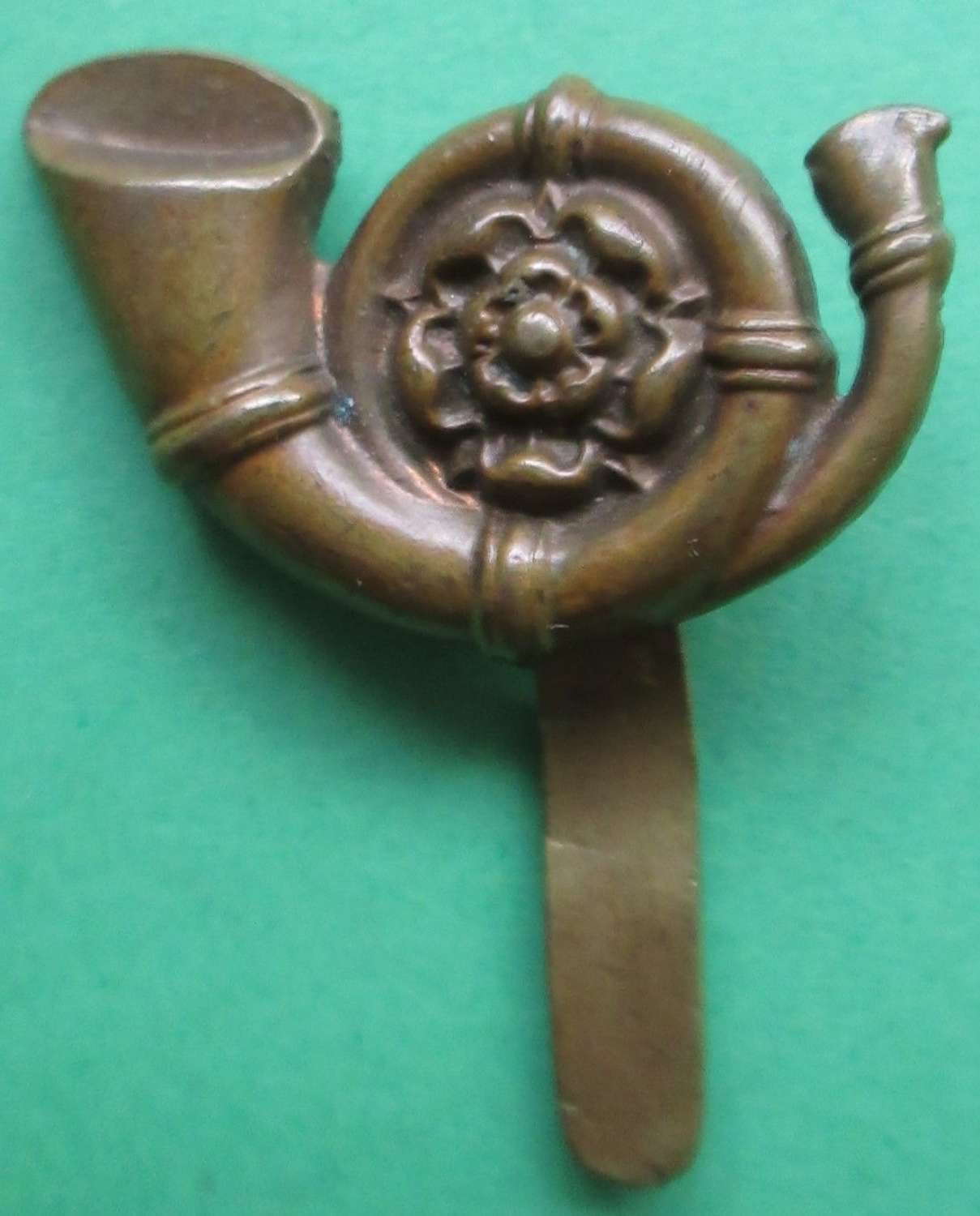 A WWI ECONOMY KINGS OWN YORKSHIRE LIGHT INFANTRY REGT CAP BADGE