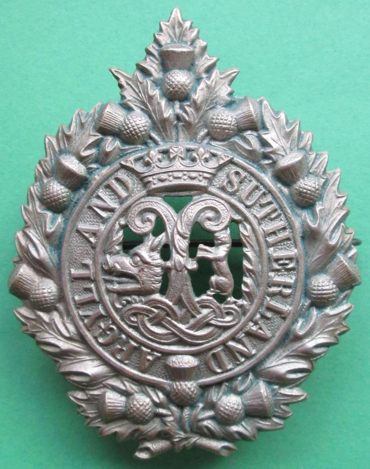 AN ARGYLL AND SUTHERLAND BADGE