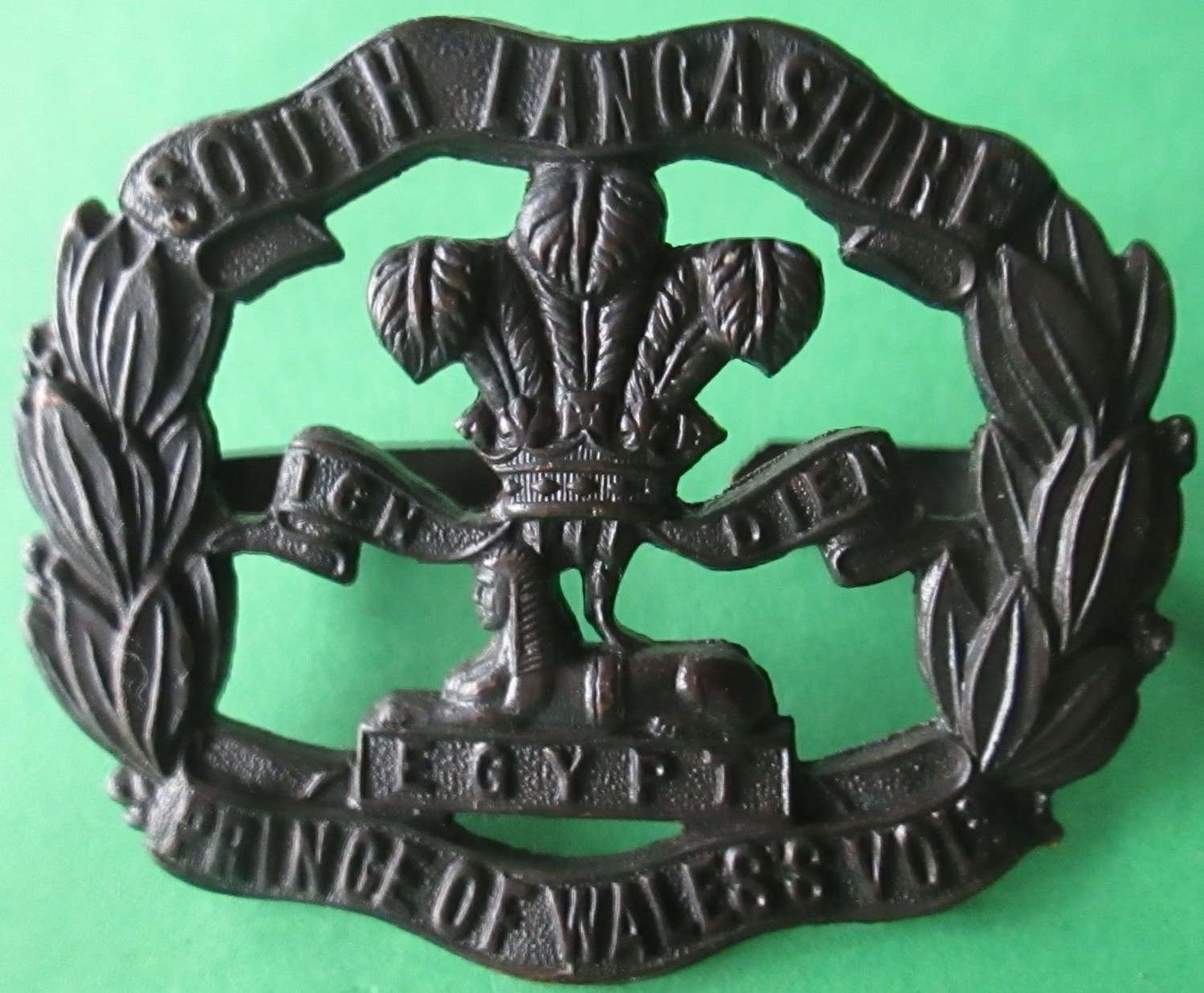 A SOUTH LANCASHIRE ( PRINCE OF WALES VOLUNTEERS ) BRONZE CAP BADGE