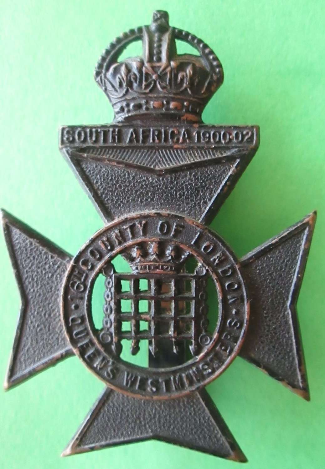 QUEENS WESTMINSTERS 16TH COUNTY OF LONDON CAP BADGE