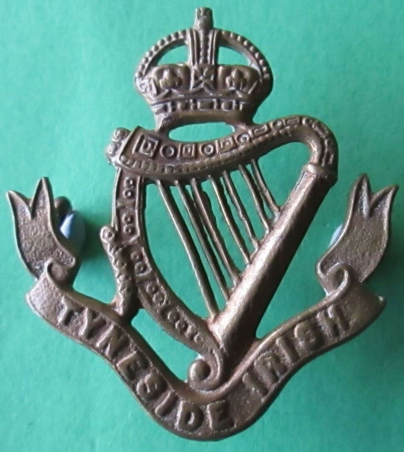 A TYNESIDE IRISH (34th FUSILIERS) REGIMENT BADGE