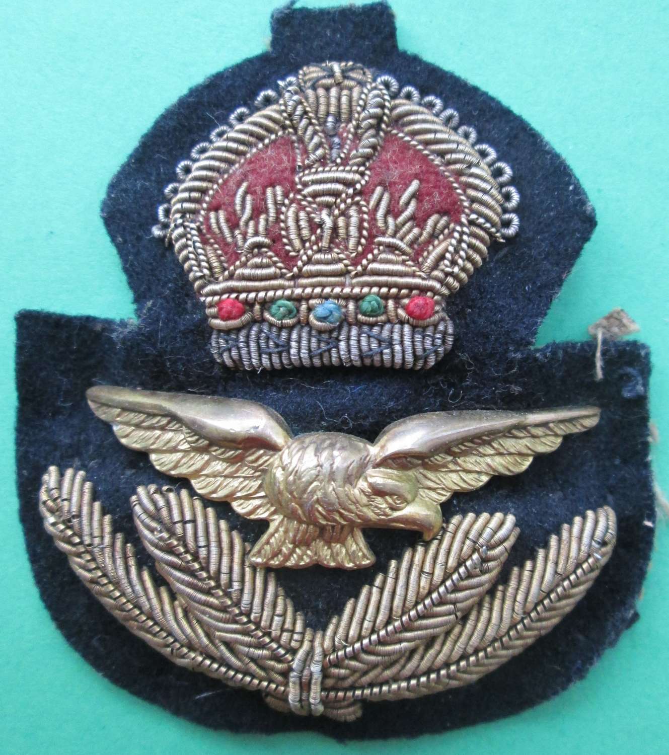 A WWII RAF OFFICERS CAP BADGE
