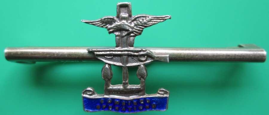 A WWII COMBINED OPERATIONS SWEETHEART BAR BROOCH