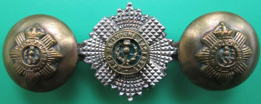 A SCOTS GUARDS OFFICERS BUTTON AND COLLAR BADGE BROOCH