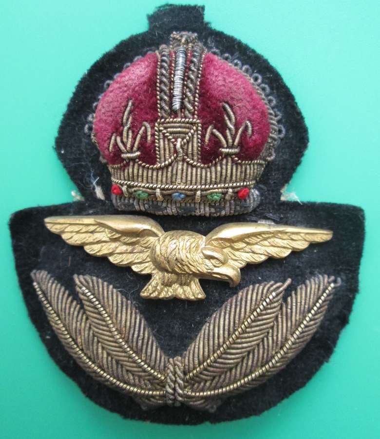 A GOOD WWII PERIOD RAF OFFICERS CAP BADGE