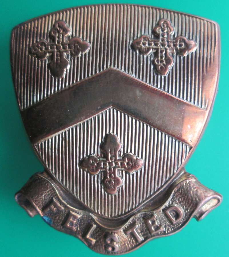 A GOOD USED EXAMPLE OF THE FELSTED OTC / SCHOOL CAP BADGE