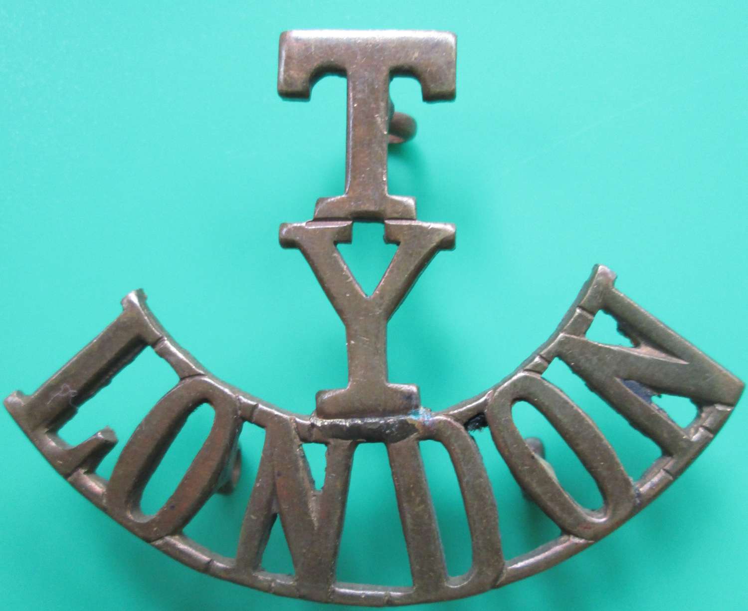 A WWI PERIOD COUNTY OF LONDON YEOMANRY SHOULDER TITLE