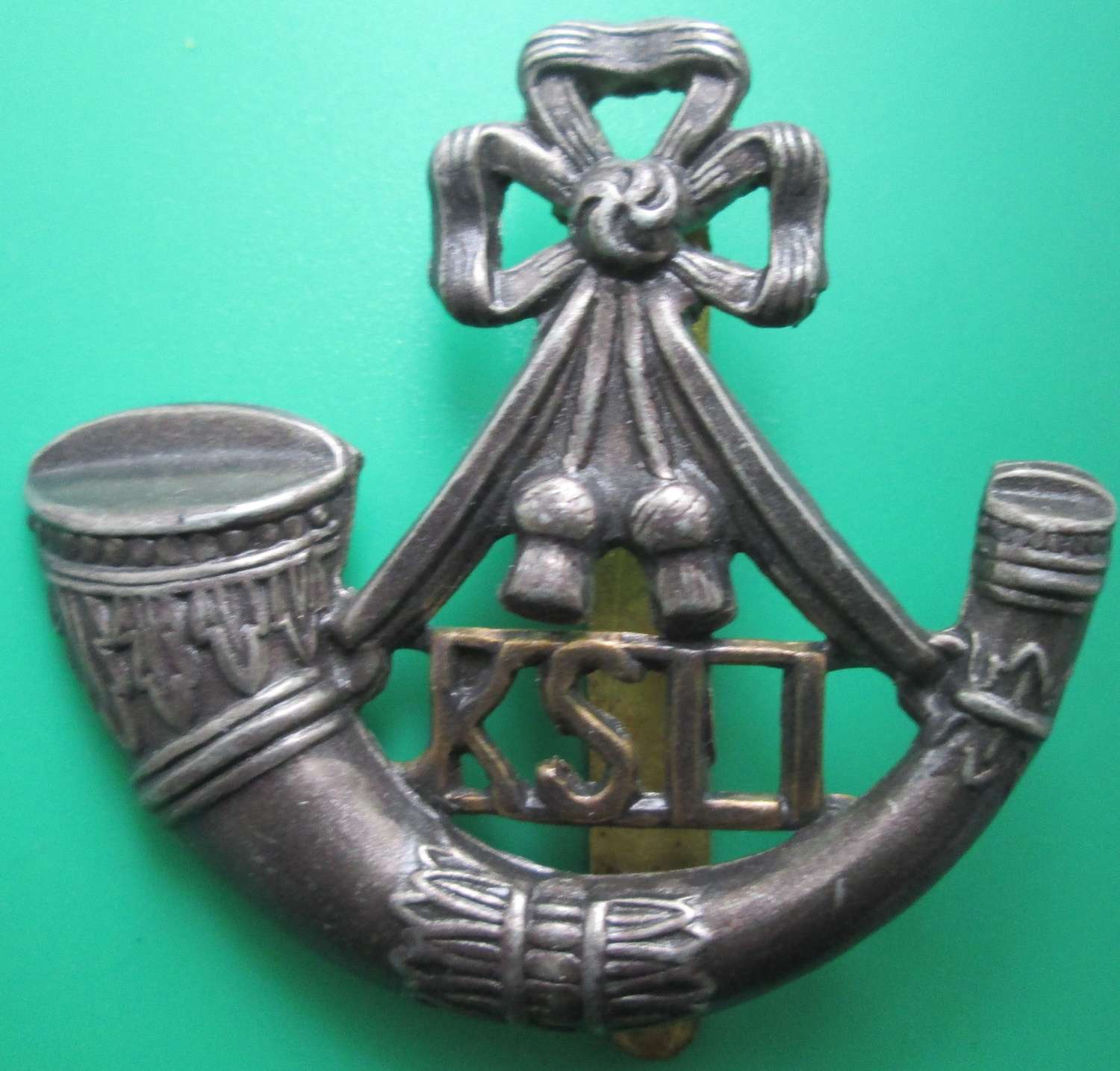 A WWII PERIOD KING'S SHROPSHIRE LIGHT INFANTRY CAP BADGE