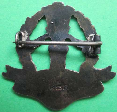A 1915 SILVER MIDLESEX REGT 1915 HALLMARKED BADGE