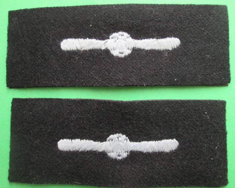 A PAIR OF LEADING AIR CRAFTSMAN ARM BADGES