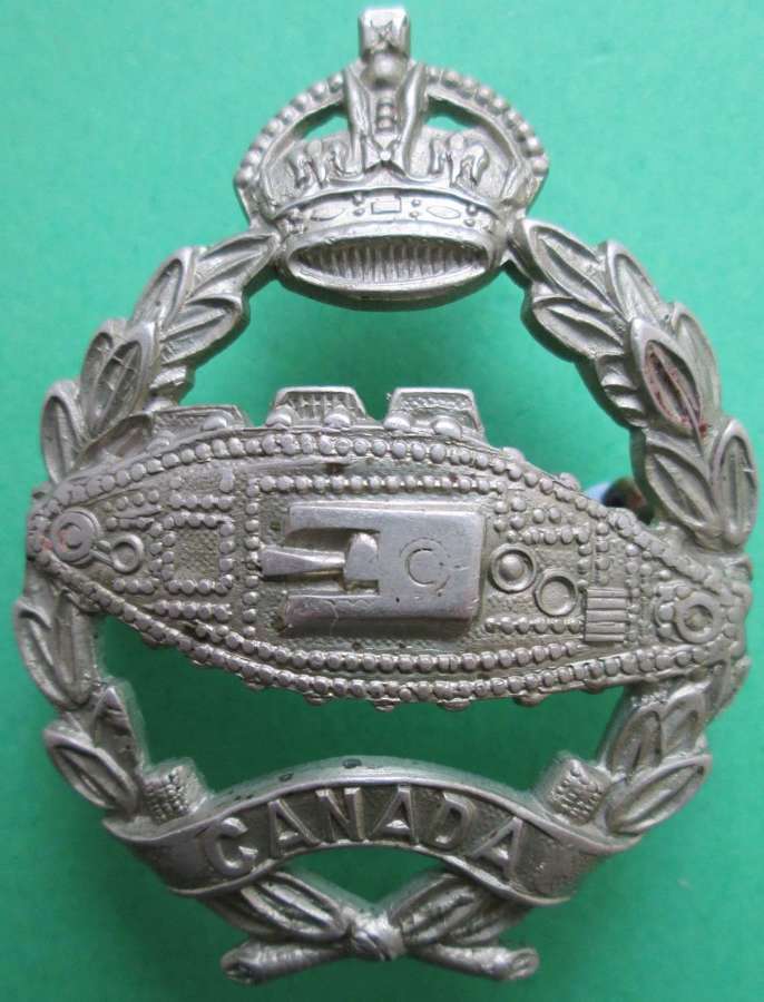 A WWII PERIOD ROYAL CANADIAN ARMOURED CORPS CAP BADGE