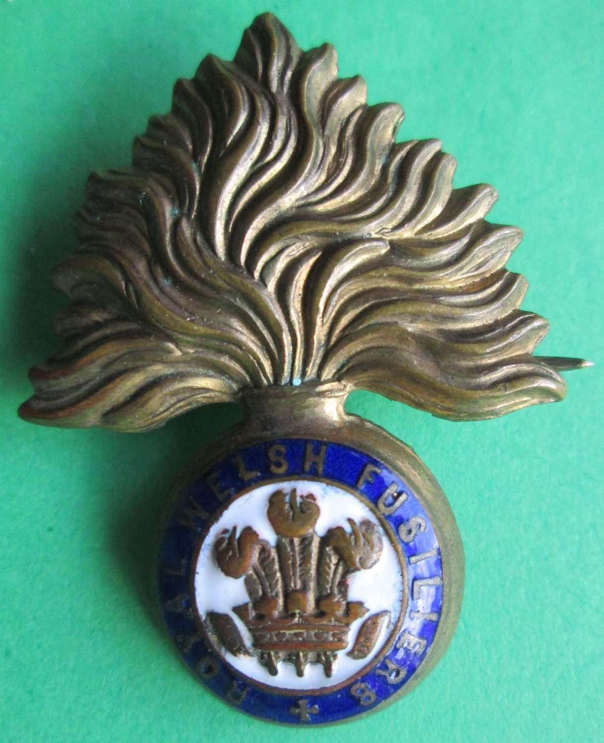 A ROYAL WELSH FUSILIERS SWEETHEART BROOCH