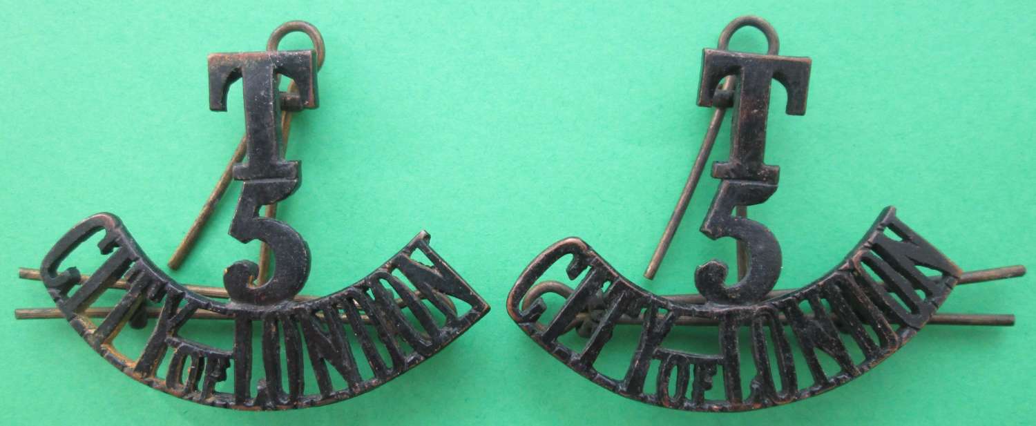 A PAIR OF METAL SHOULDER TITLES FOR CITY OF LONDON 5TH TERRITORIALS