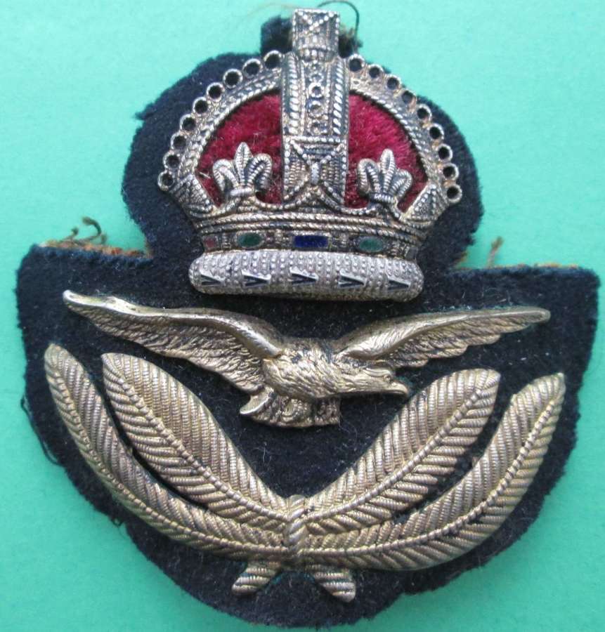 A GOOD USED WWII RAF OFFICER'S ECONOMY CAP BADGE
