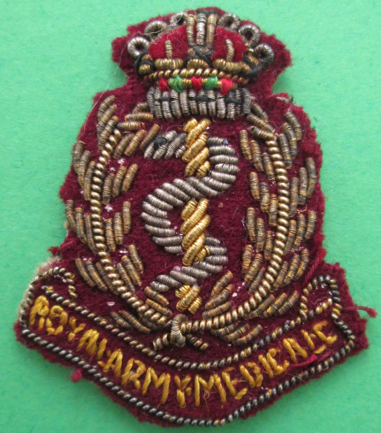 A VERY GOOD WWII PERIOD RAMC AIRBORNE FORCES BERET BADGE