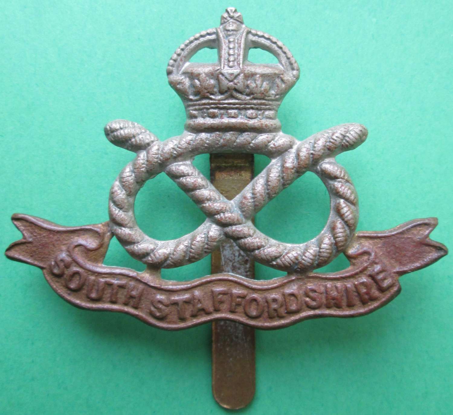 WWII PERIOD SOUTH STAFFORDSHIRE CAP BADGE