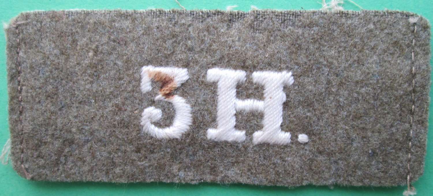 A WWI PERIOD 3RD HUSSARS SLIP ON SHOULDER TITLE
