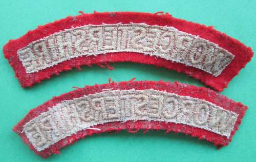 A PAIR OF WORCESTERSHIRE SHOULDER TITLES