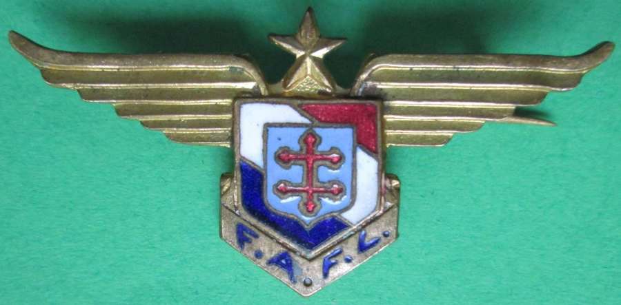 A GOOD WWII MEDIIUM SIZE FREE FRENCH AIR FORCE supporters badge