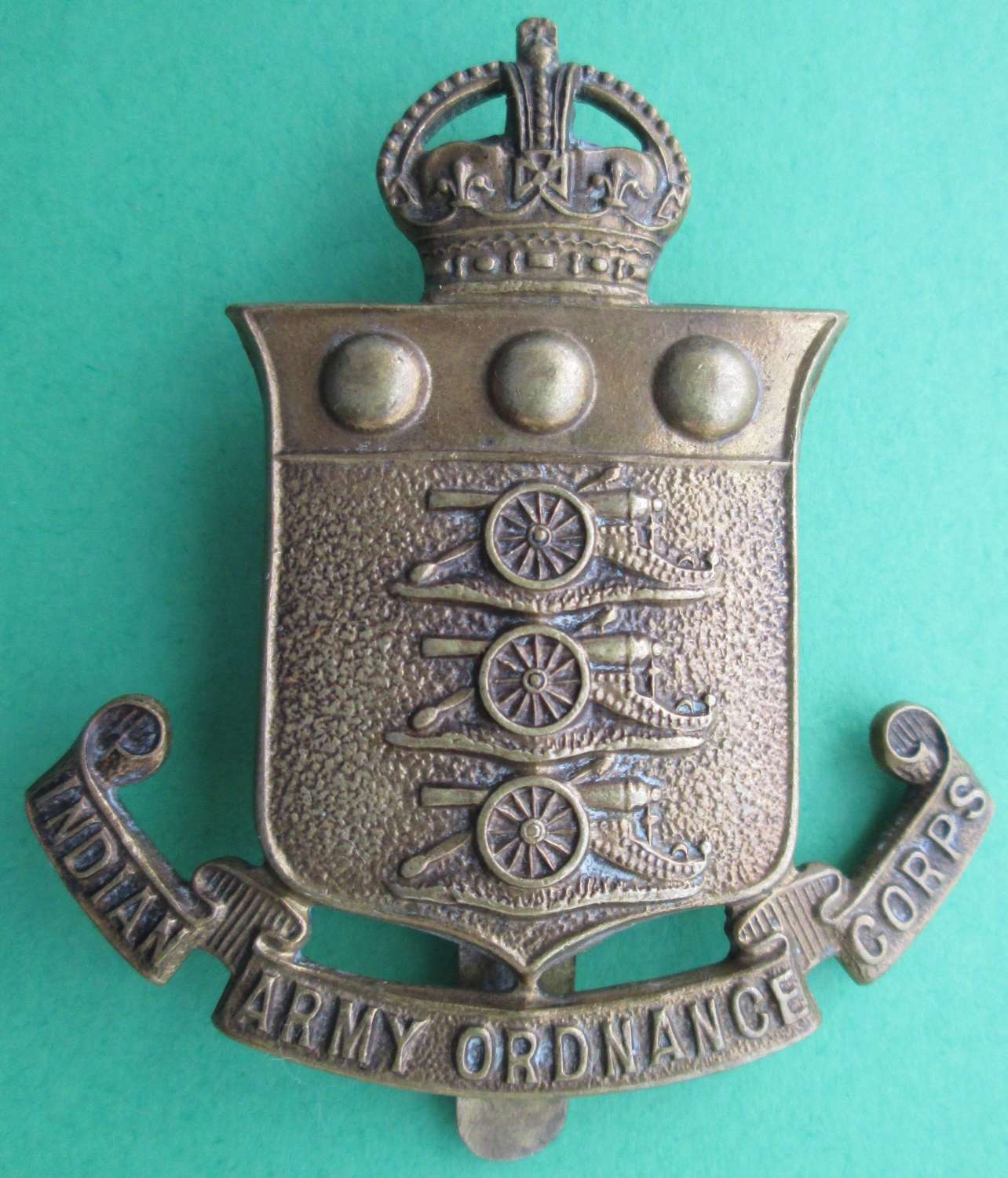 AN INDIAN ARMY ORDNANCE CORPS CAP BADGE