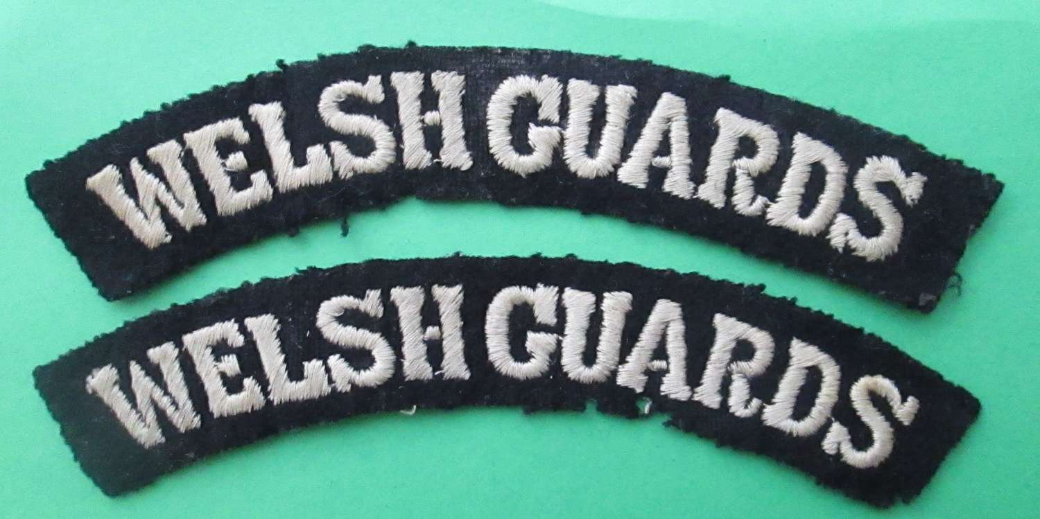 A PAIR OF WWII PERIOD WELSH GUARDS SHOULDER TITLES