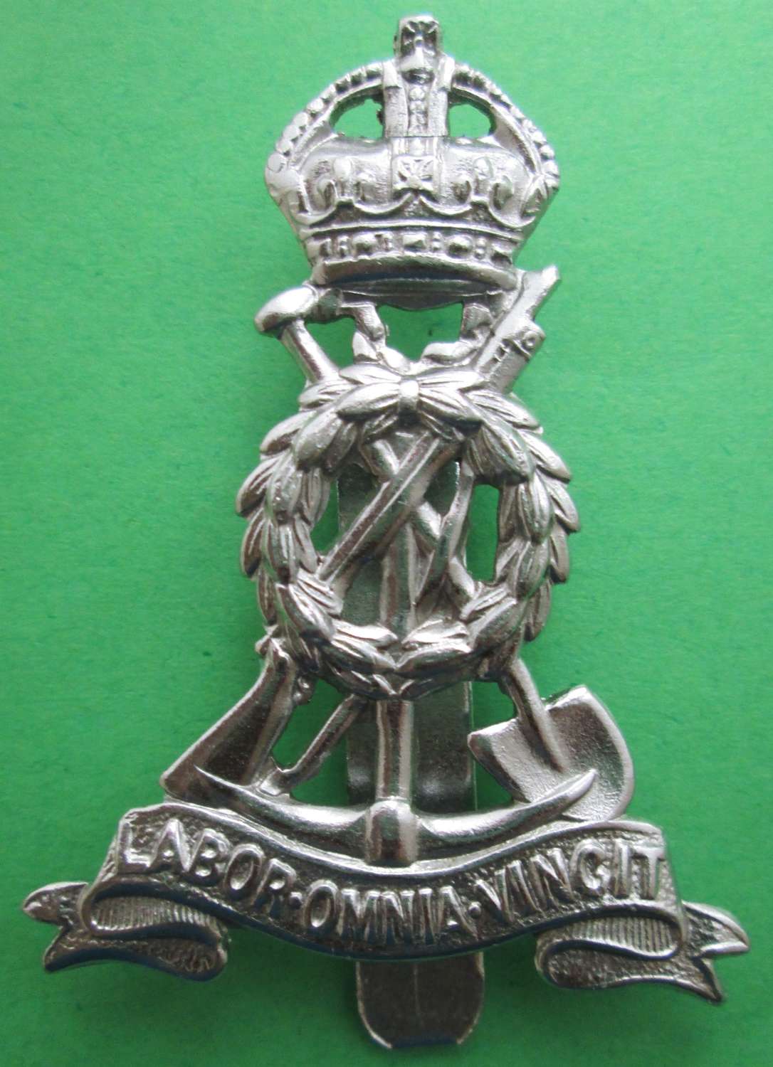 WWII PERIOD LABOUR CORPS CAP BADGE