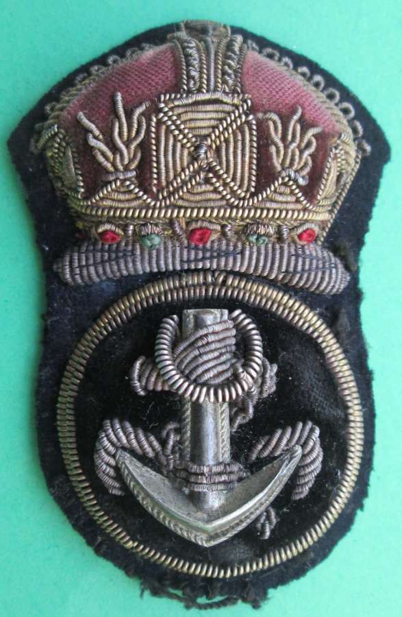 A GOOD USED WWI PETTY OFFICERS CAP BADGE